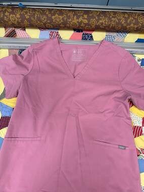 FIGS Technical Collection Casma Three-Pocket Scrub Top XL chalk pink